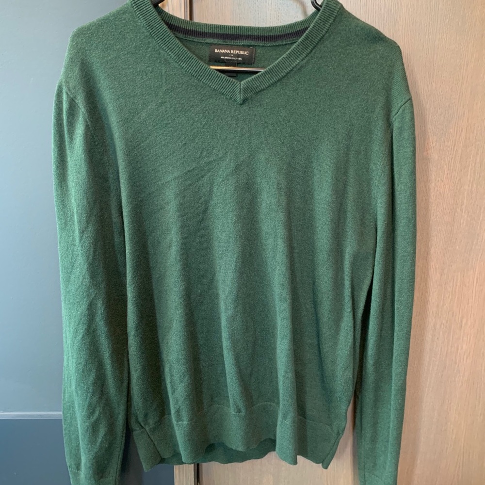 Men’s green v neck sweater